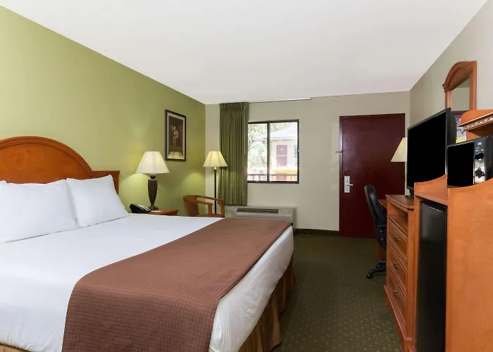 Howard Johnson By Wyndham