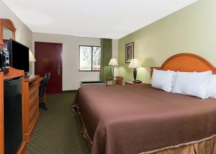 Howard Johnson By Wyndham Hotel